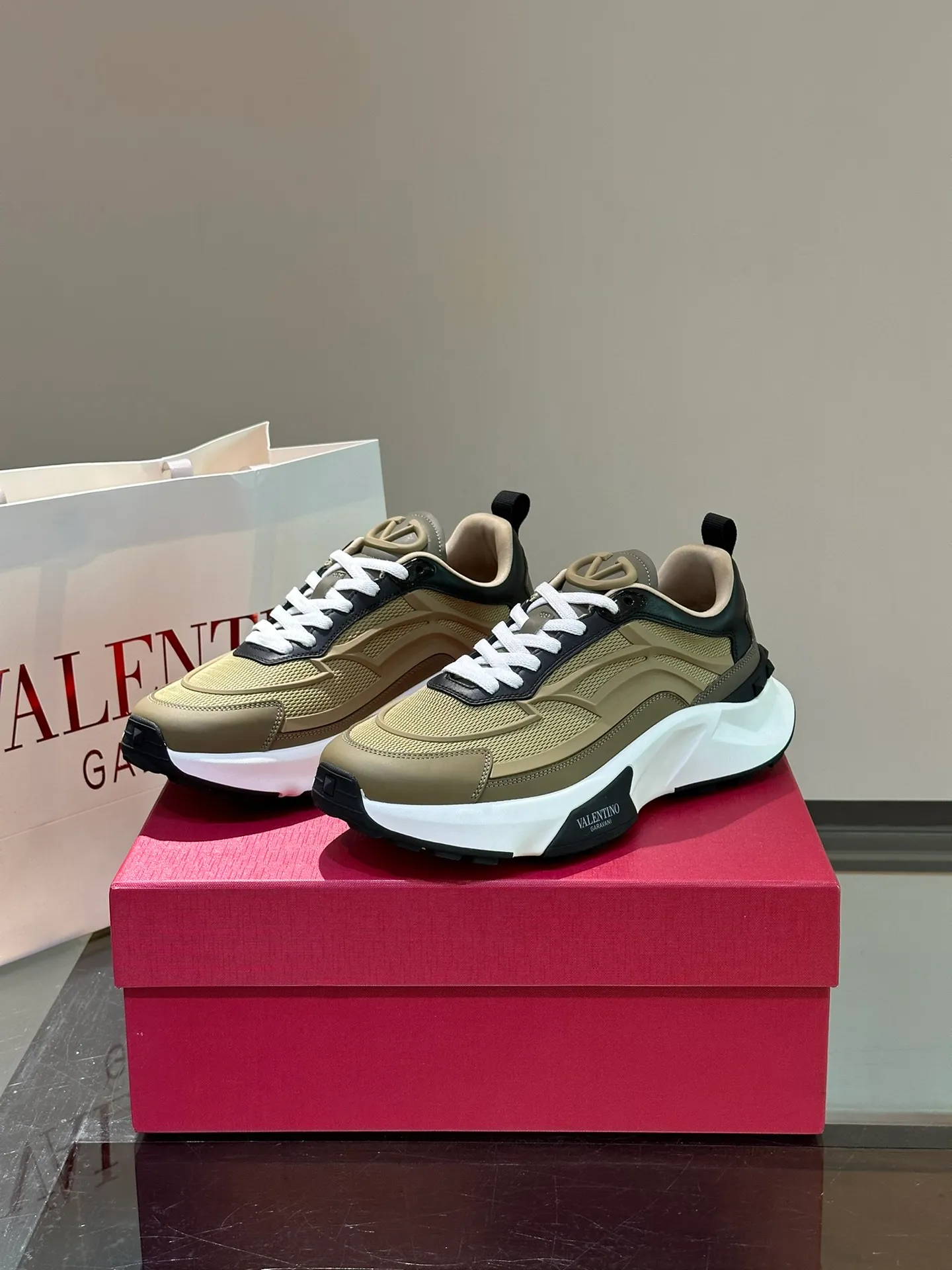 P520¥ Valentino/Valentino GaravaniTotaloopV logo new sports shoes, with leather details, silk screen printing on the tongue, combined with outsole, really easy to wear and very comfortable ~ Comes with 5 cm height increase✔️A must-have pair for fashionable men and beautiful women in summer! Size: 38-46